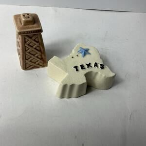 VTG Texas State Shape Oil Rig Souvenir Travel Ceramic Salt & Pepper Shakers Set